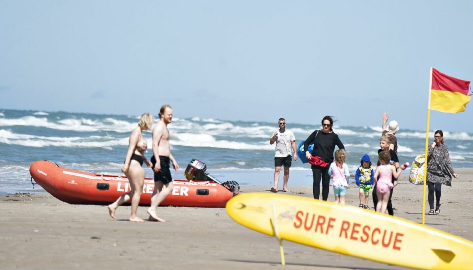 Når vinden - som her ved Løkken Strand - blæser ind mod land, har livredderne mindre travlt, end når der er fralandsvind. (Arkivfoto). Når vinden - som her ved Løkken Strand - blæser ind mod land, har livredderne mindre travlt, end når der er fralandsvind. (Arkivfoto).