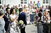 Kronprinsesse Mary er ankommet og hilser på de mange fremmødte ved åbningen af Odense Blomsterfestival.