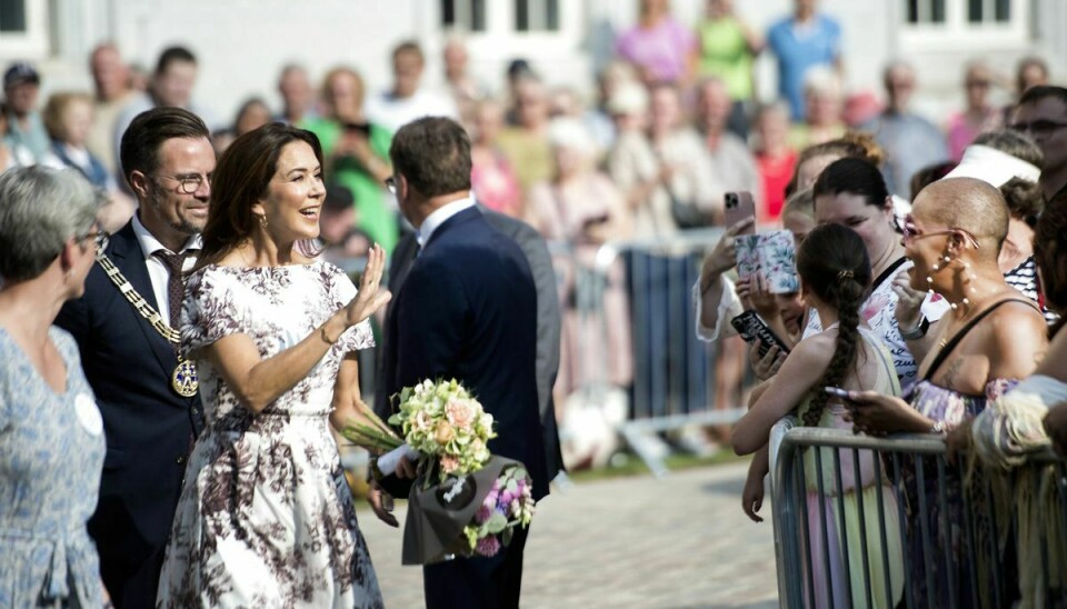 Kronprinsesse Mary er ankommet og hilser på de mange fremmødte ved åbningen af Odense Blomsterfestival.