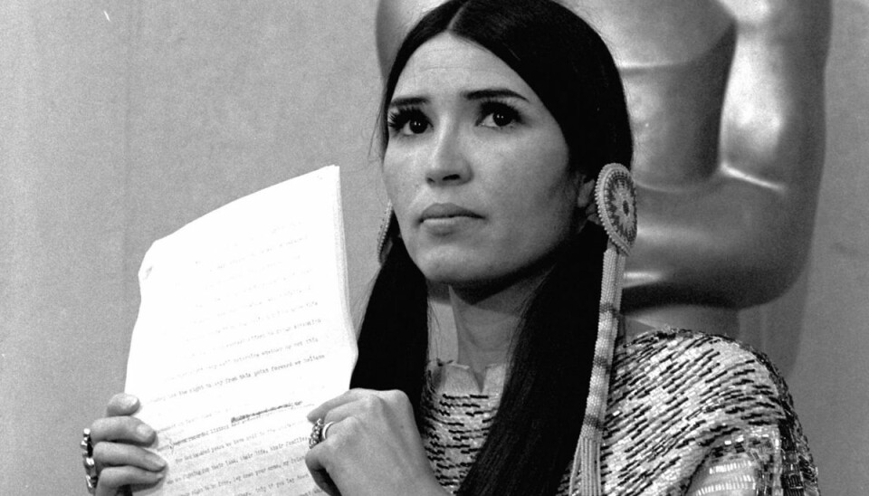 Sacheen Littlefeather modtog i 1973 en Oscar på vegne af Marlon Brando. Det skete for at sætte fokus på Hollywoods behandling af USA's oprindelige folk. (Arkivfoto). Sacheen Littlefeather modtog i 1973 en Oscar på vegne af Marlon Brando. Det skete for at sætte fokus på Hollywoods behandling af USA's oprindelige folk. (Arkivfoto).