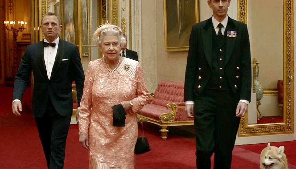 Dronning Elizabeth ses her sammen med Daniel Craig (tv) i filmen, der var en del af åbningsceremonien ved OL i London i 2012. Dronning Elizabeth ses her sammen med Daniel Craig (tv) i filmen, der var en del af åbningsceremonien ved OL i London i 2012.