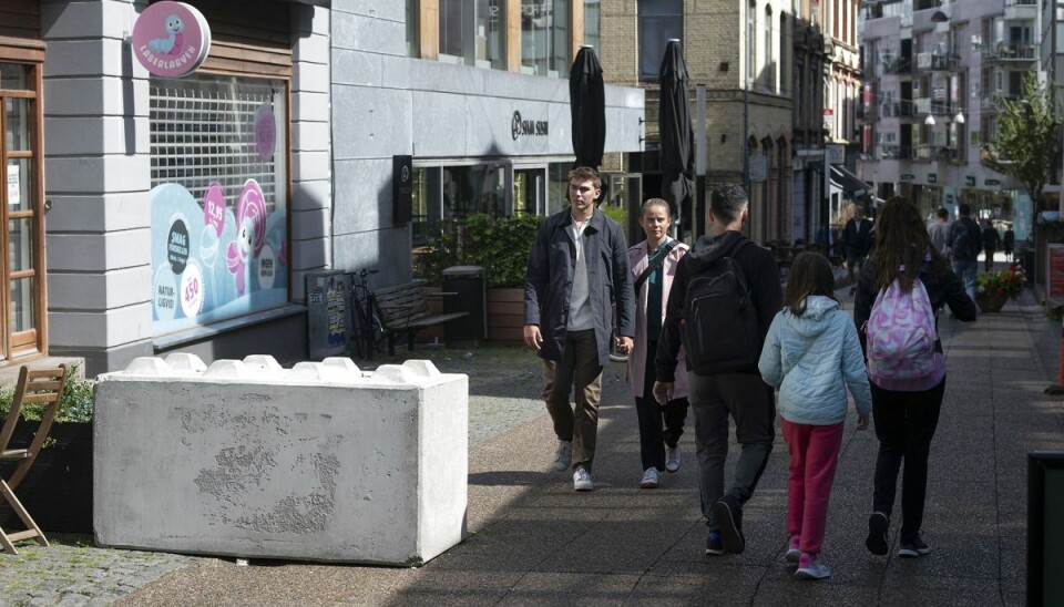 Betonklodser, som Aarhus Kommune har sat op efter hasarderet kørsel i Frederiksgade mandag den 18. juli. Formålet med betonklodserne er ikke at forhindre kørsel i Frederiksgade, men derimod at begrænse muligheden for at køre med høj fart.