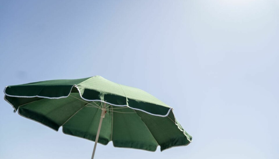En 63-årig kvinde blev spiddet i brystet af en parasol på en strand i South Carolina. (Arkivfoto).