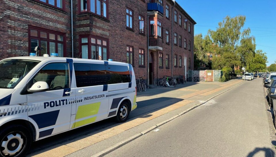 Kvinden var alene i lejligheden, da hun faldt ud fra anden sal. Kvinden var alene i lejligheden, da hun faldt ud fra anden sal.