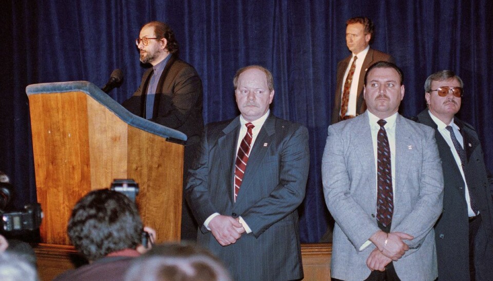 I slutningen af 1980'erne udstedte Irans daværende leder en såkaldt fatwa rettet mod forfatteren Salman Rushdie, der siden har levet delvist i skjul og været omgivet af sikkerhedsvagter. Foto er fra et universitet i USA i december 1991, da Rushdie, for første gang siden fatwaen blev udstedt, deltog i et offentligt arrangement uden for England. I slutningen af 1980'erne udstedte Irans daværende leder en såkaldt fatwa rettet mod forfatteren Salman Rushdie, der siden har levet delvist i skjul og været omgivet af sikkerhedsvagter. Foto er fra et universitet i USA i december 1991, da Rushdie, for første gang siden fatwaen blev udstedt, deltog i et offentligt arrangement uden for England.