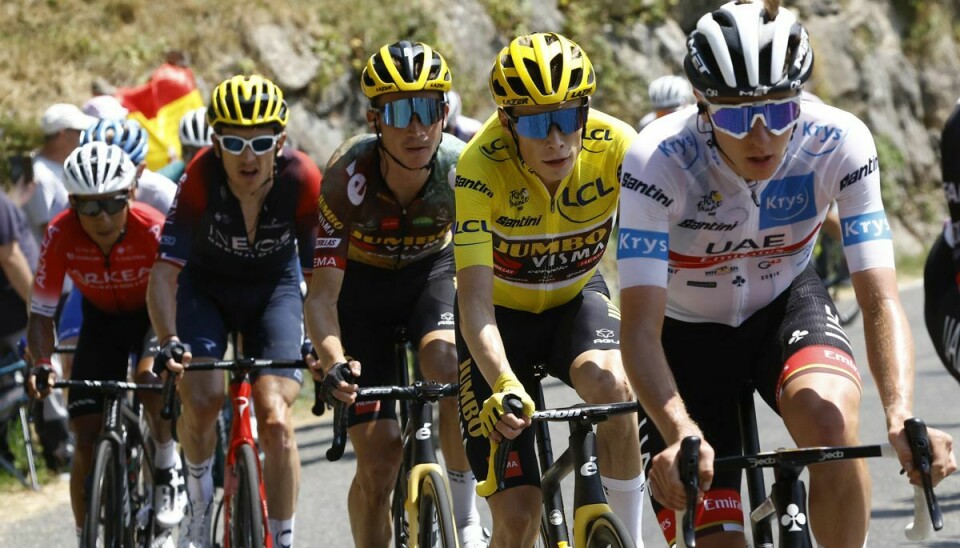Nairo Quintana, der her ligger bagerst i den røde dragt, er blevet diskvalificeret fra årets Tour de France, hvor han fik en samlet sjetteplads.