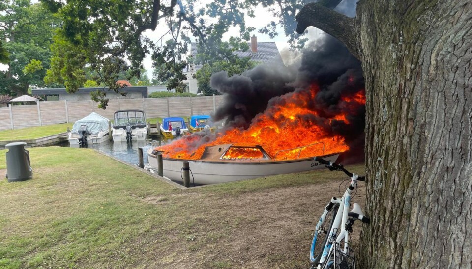 Der stod store flammer op fra båden. Der stod store flammer op fra båden.