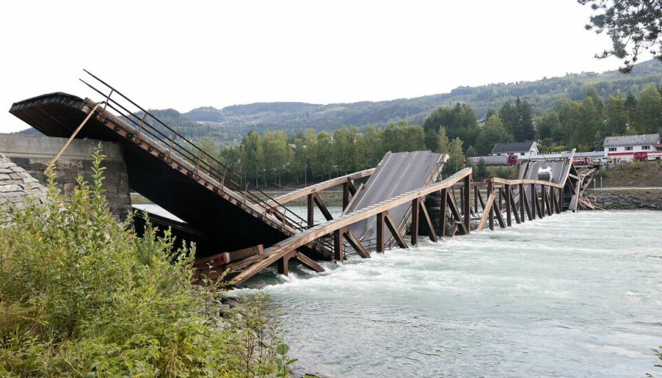 Den kollapsede bro går over elven Laagen i Gudbrandsdalen i Norge.