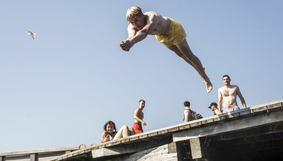 Hedebølgen rammer torsdag eftermiddag. Temperaturen kan i visse dele af Danmark snige sig op på 29 grader.