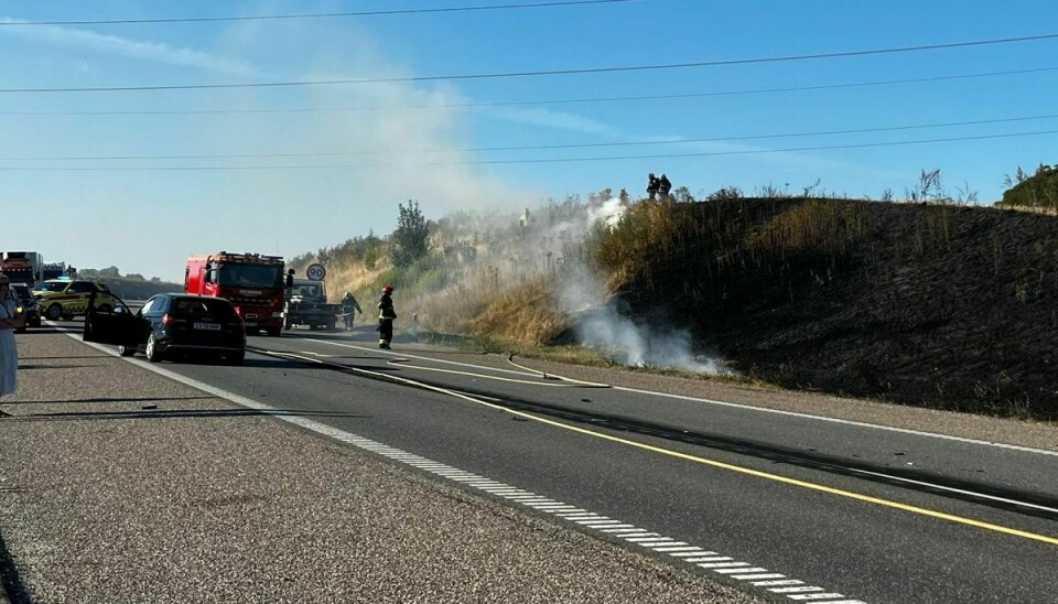En bil endte i brand efter sammenstødet.