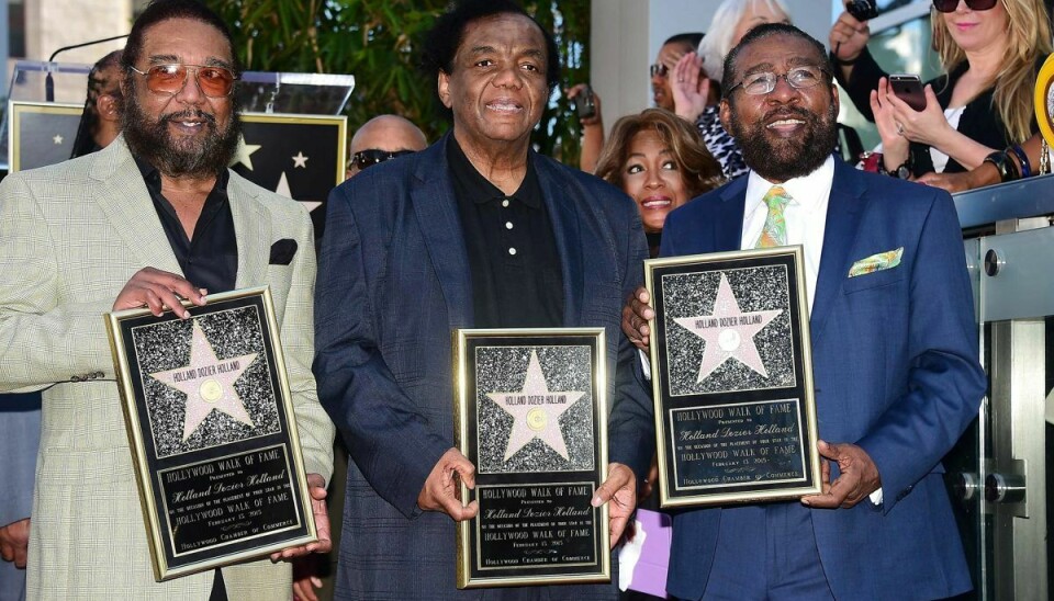 Lamont Dozier (i midten) sammen med brødrene Eddie Holland (t.v.) og Brian Holland (t.h.), da sangskrivertrioen blev hædret med en stjerne på Hollywood Walk of Fame i februar 2015.