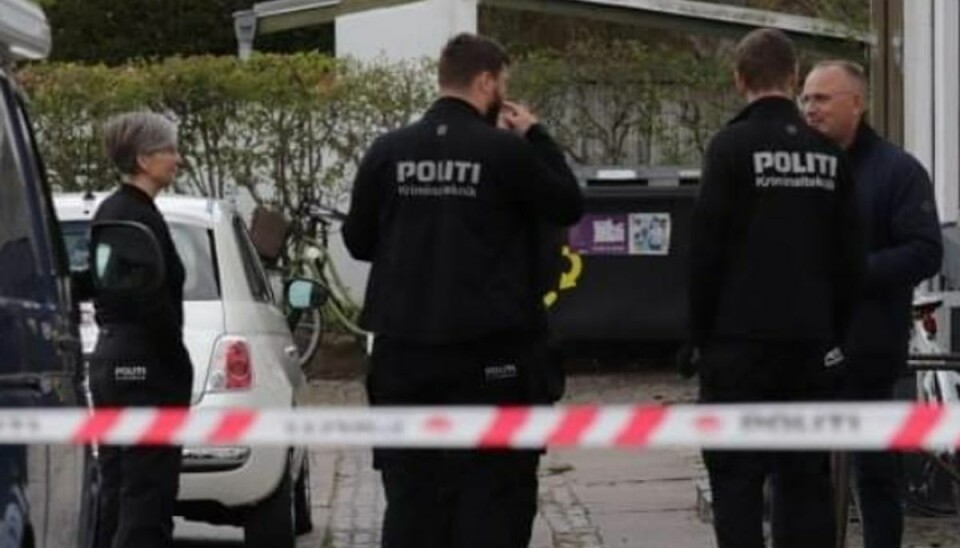 En 22-årig kvinde erkender nu at hun stak den 45-årige, men nægter drab. En 22-årig kvinde erkender nu at hun stak den 45-årige, men nægter drab.
