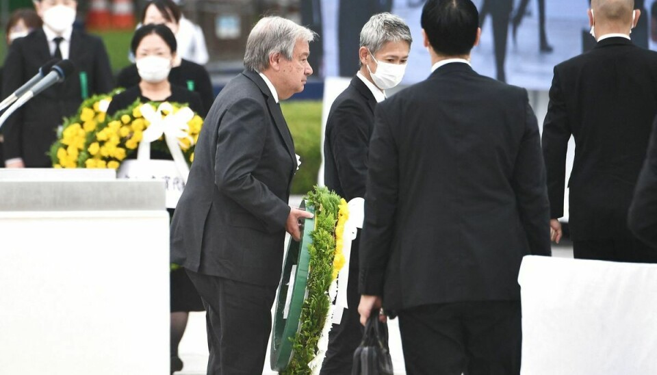Generalsekretæren for FN, António Guterres, gør klar til at lægge en blomsterkrans ved markeringen af 77-års-dagen for atomkatastrofen under Anden Verdenskrig i Hiroshima i Japan.