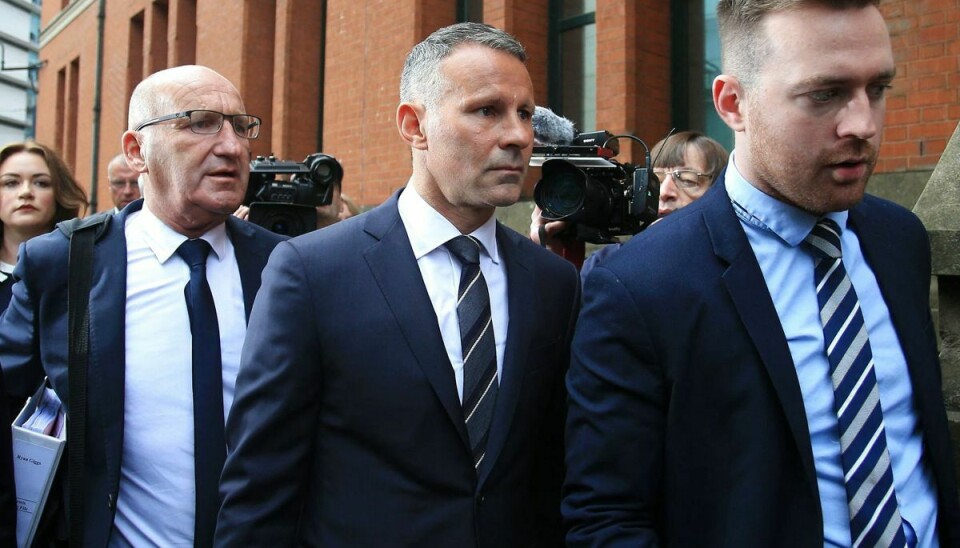 Med sit hold af advokater ankom Ryan Giggs mandag til retten i Manchester.
