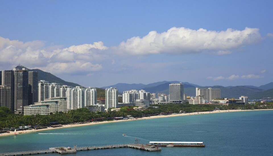 Sanya er en populær feriedestination og er især kendt for gode forhold for surfing. Nu har sommerferien dog forvandlet sig til coronamareridt for 80.000 strandede turister. (Arkivfoto).