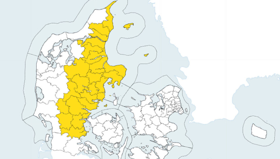 Dete r det gule område, hvor der er risiko for kraftig regn, torden og lokale skybrud.