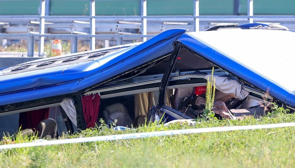 Den forulykkede bus kørte i grøften på en motorvej i det nordlige Kroatien tidligt lørdag morgen. Her har redningsmandskab dækket bussen til, mens politiet har afspærret motorvejen under oprydningsarbejdet. 12 er dræbt og 31 andre kvæstet.