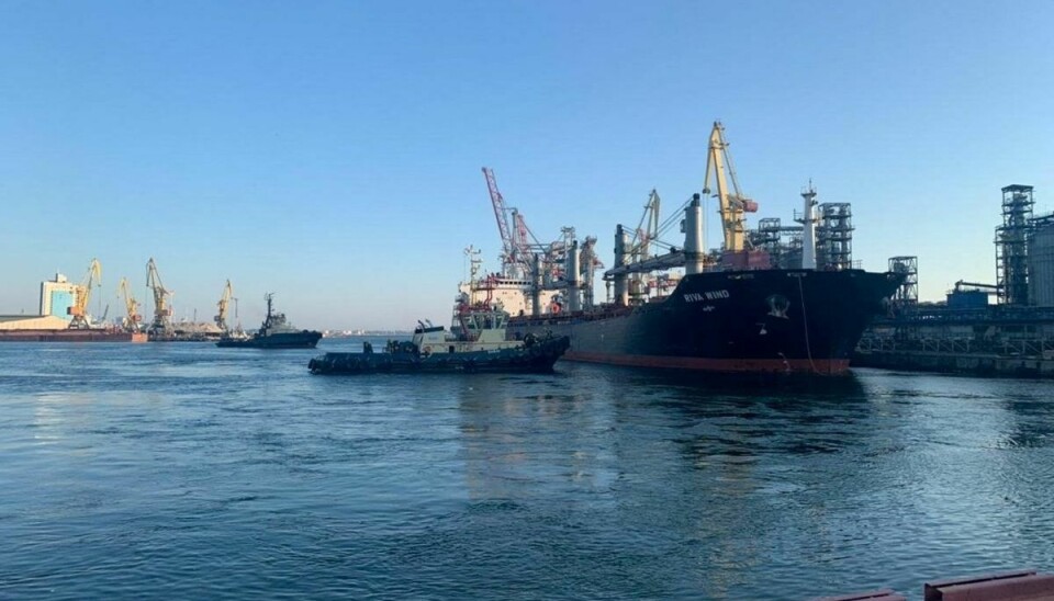 Fragtskibet 'Riva Wind', der er indregistreret på Marshall-øerne, ved havnen i Odesa i det sydlige Ukraine søndag.