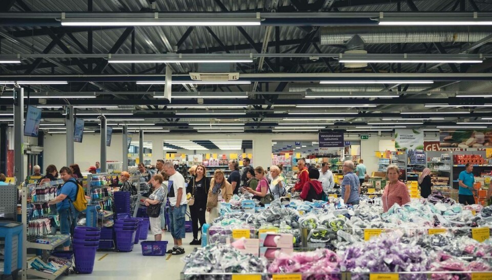 Russiske turister står i kø foran et kasseapparat i et supermarked i Lappeenranta i det sydøstlige Finland tæt på grænsen til Rusland. Russiske turister står i kø foran et kasseapparat i et supermarked i Lappeenranta i det sydøstlige Finland tæt på grænsen til Rusland.