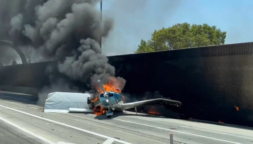 Ingen kom noget til, da et fly styrtede ned på motorvejen i Californien.