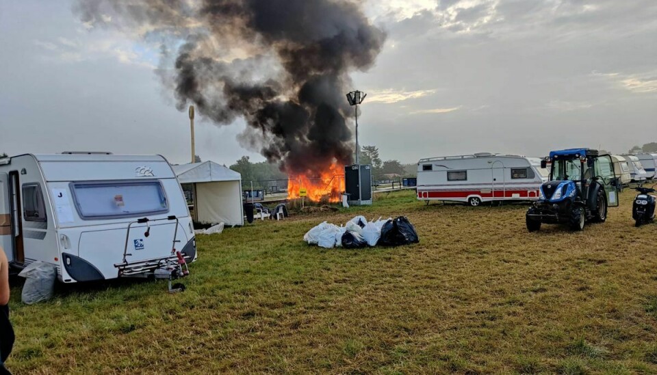 Det gik voldsomt for sig, da en campingvogn torsdag brændte helt ned.