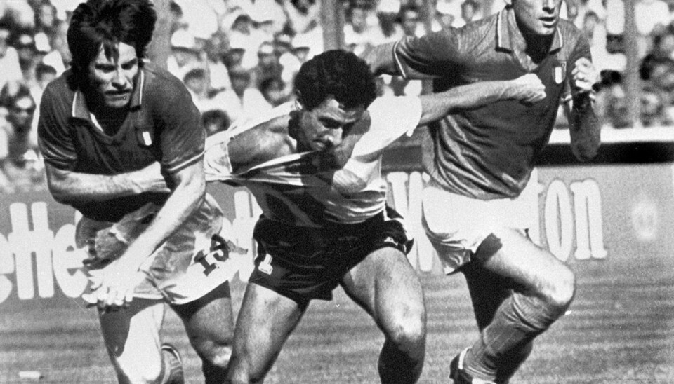 De italienske forsvarsspillere forsøger her at rive Osvaldo Ardiles ned under en VM-kamp i 1982. De italienske forsvarsspillere forsøger her at rive Osvaldo Ardiles ned under en VM-kamp i 1982.