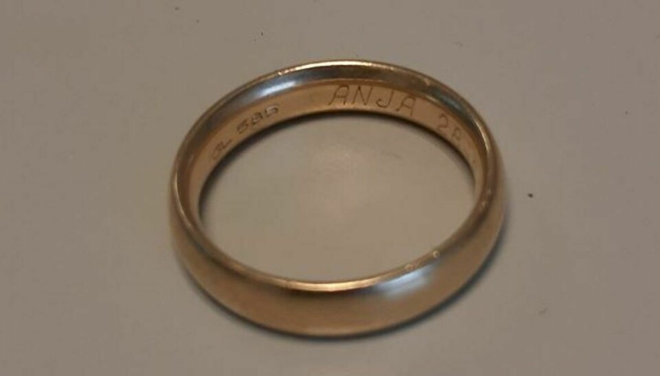 Det er denne ring med navnet Anja og to datoer, Sydjyllands Politi har fået indleveret