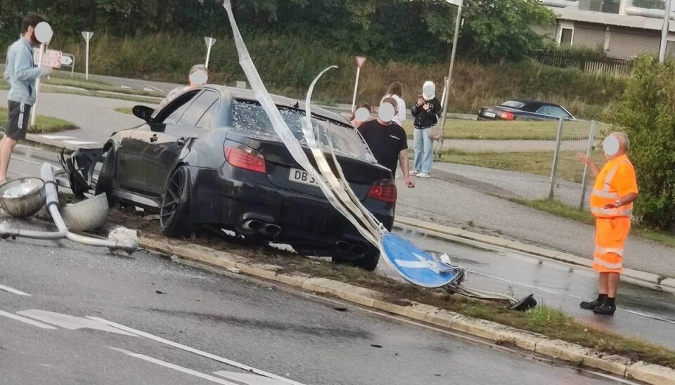 Den unge mand var alene i bilen, da ham pløjede både lygtepæl og vejskilt ned.