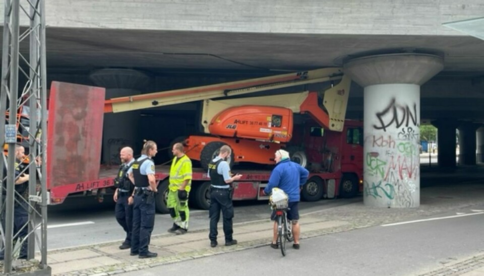 En lastbil har kilet sig fast under en bro på Enghavevej i København.