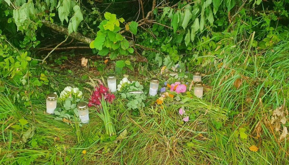 På stedet hvor liget af den 40-årige Frank Nørgaard Jørgensen blev fundet i skoven ved Gassum på Djursland er der nu lagt blomster og personlige hilsner - samt tændt lys.