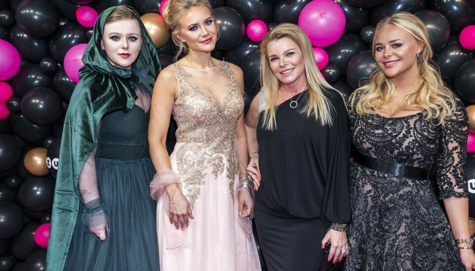 Thalia ( nummer to fra venstre i billedet) og Elvira Pitzner (nummer fire fra venstre) udgiver pludselig en ny serie. Thalia ( nummer to fra venstre i billedet) og Elvira Pitzner (nummer fire fra venstre) udgiver pludselig en ny serie.