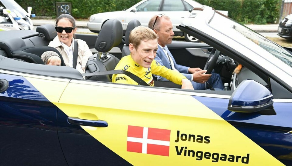 Tour de France-vinderen har i den åbne cabriolet selskab af kæresten Trine og datteren Frida. Bag rattet sad Jens Kasler fra Danmarks Cykle Union.