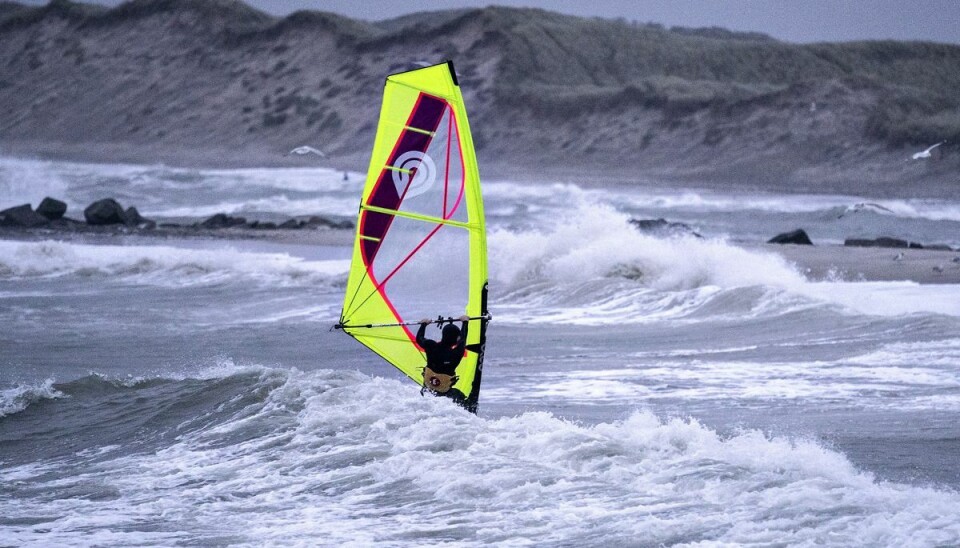Windsurferen kunne ikke selv komme ind til land. Dette foto er ikke taget i forbindelse med denne artikel. Windsurferen kunne ikke selv komme ind til land. Dette foto er ikke taget i forbindelse med denne artikel.