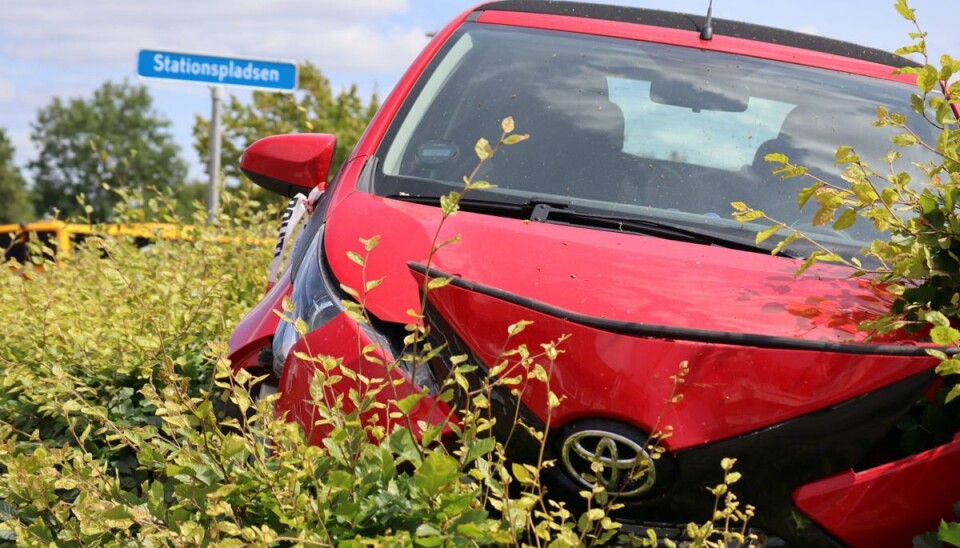 Bilen var solidt placeret oven på bøgehækken i en meters højde. Bilen var solidt placeret oven på bøgehækken i en meters højde.