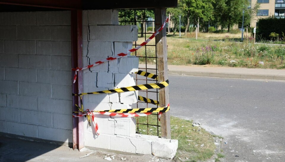 Den unge mand ramte denne mur på motorcykel Den unge mand ramte denne mur på motorcykel