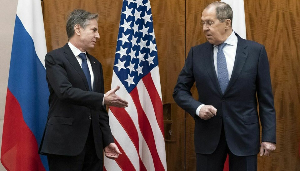 USA's udenrigsminister, Antony Blinken (t.v.), mødtes med sin russiske kollega, Sergej Lavrov, tilbage i januar - inden Rusland invaderede Ukraine. Siden krigen brød ud, har de ikke talt sammen. (Arkivfoto)