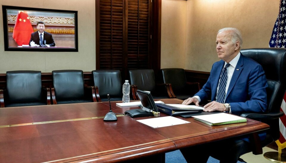 USA's præsident, Joe Biden, har torsdag talt med Kinas præsident, Xi Jinping, i 2 timer og 17 minutter. Det er den femte samtale mellem de to præsidenter, efter at Biden tiltrådte som præsident for halvandet år siden. Her ses de under en tidligere samtale i marts i år.