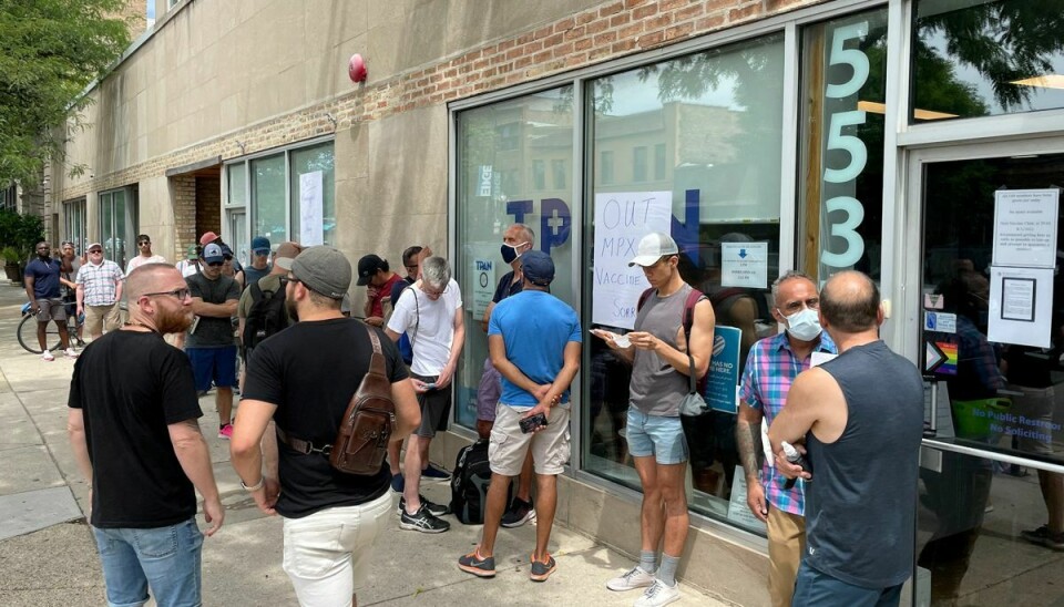 Folk i kø for at få abekoppe-vaccine i Chicago, Illinois, USA.