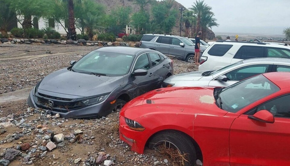 Adskillige biler sidder fast ved hotellet The Inn i Death Valley, og veje ud af området er spærret. Adskillige biler sidder fast ved hotellet The Inn i Death Valley, og veje ud af området er spærret.