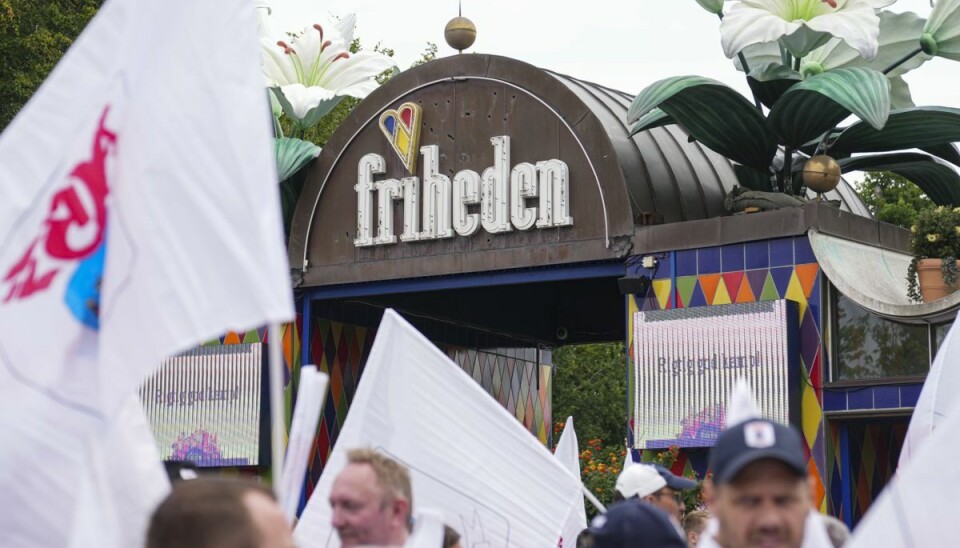 AGF-fans lægger blomster foran Tivoli Friheden søndag den 24. juli 2022. AGF har på opfordring fra flere fans arrangeret en markering ved Tivoli Friheden, hvor fodboldfansene lægger hvide gerbera til minde om den 14-årige pige, der forrige torsdag mistede livet i rutsjebanen Cobraen. AGF-fans lægger blomster foran Tivoli Friheden søndag den 24. juli 2022. AGF har på opfordring fra flere fans arrangeret en markering ved Tivoli Friheden, hvor fodboldfansene lægger hvide gerbera til minde om den 14-årige pige, der forrige torsdag mistede livet i rutsjebanen Cobraen.