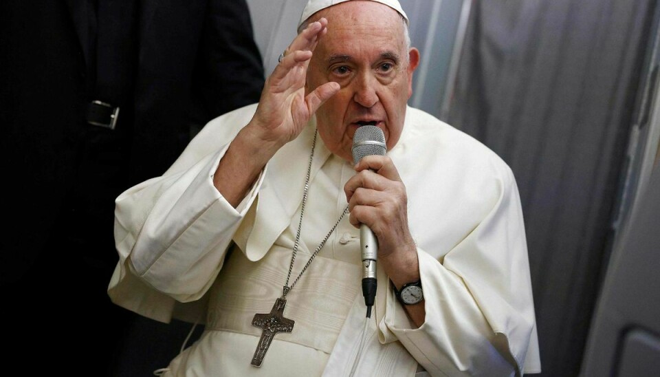 Ved pressemødet på 45 minutter i flyet på vej hjem fra Canada sad pave Frans ned i en kørestol. Det er første gang, han har siddet ned under sådan et pressemøde, siden han blev valgt som pave i 2013.