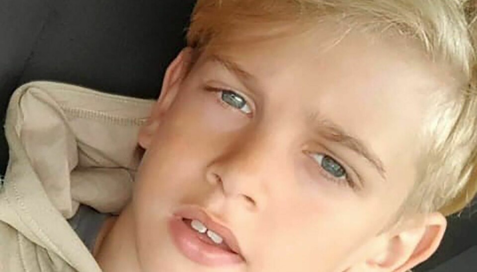 Den 12-årige dreng blev døde angiveligt som følge af en kvælningsleg, lyder det fra moren Hollie Dance.