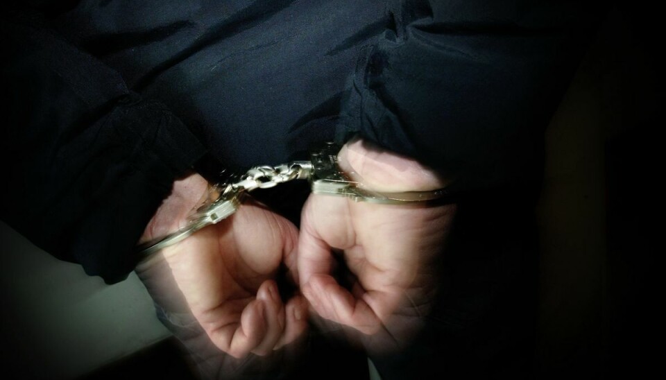 En 36-Ã¥rig mand nikkede en betjent en skalle under anholdelsen. En 36-Ã¥rig mand nikkede en betjent en skalle under anholdelsen.