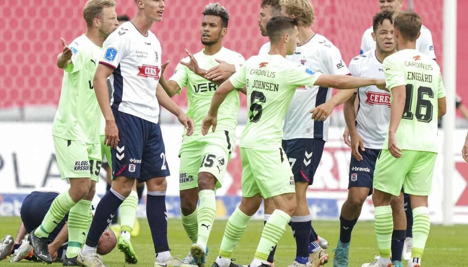 Måske de aggressive AGF-hooligans var blevet opildnet af spillet på banen, hvor der på et tidspunkt opstod voldsom uenighed mellem hjemmeholdet AGF og gæsterne fra Randers. Måske de aggressive AGF-hooligans var blevet opildnet af spillet på banen, hvor der på et tidspunkt opstod voldsom uenighed mellem hjemmeholdet AGF og gæsterne fra Randers.