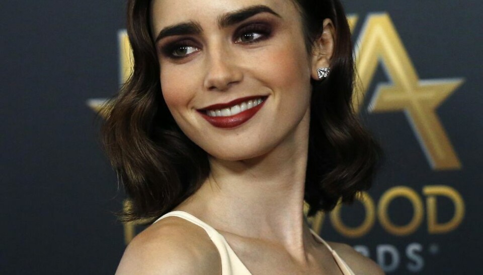 Lily Collins på ferie med gemalen i Rørvig. Lily Collins på ferie med gemalen i Rørvig.