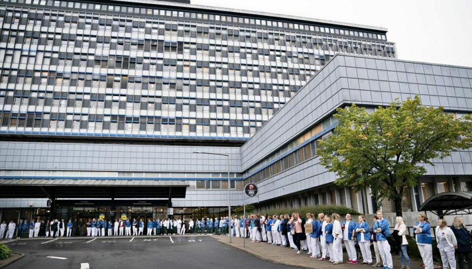 Sygeplejersker på Aalborg Universitetshospital, Sygehus Syd, har forladt arbejdet og er samlet foran hovedindgangen, torsdag morgen den 16. september 2021.