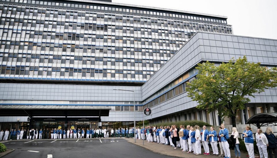 Sygeplejersker på Aalborg Universitetshospital, Sygehus Syd, har forladt arbejdet og er samlet foran hovedindgangen, torsdag morgen den 16. september 2021. Sygeplejersker på Aalborg Universitetshospital, Sygehus Syd, har forladt arbejdet og er samlet foran hovedindgangen, torsdag morgen den 16. september 2021.