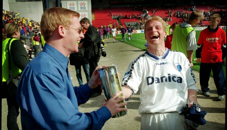 Martin Johansen modtager her pokalen af sin tvilling, Michael Johansen, efter pokalfinalen i 1997, hvor FCK vandt 2-0 over Ikast. På det tidspunkt var Michael Johansen skiftet til engelske Bolton. Efter sæsonen rykkede også Martin til England - men for at spille for Coventry.
