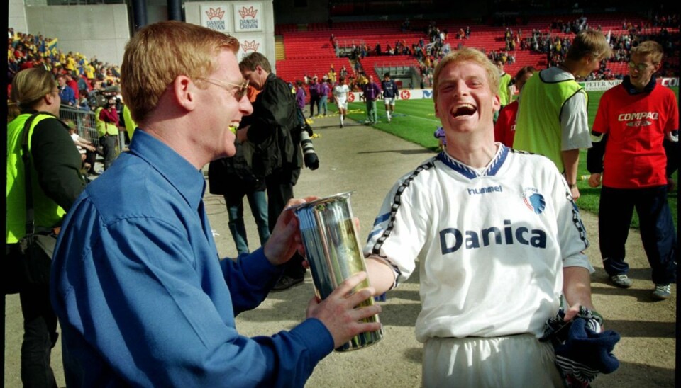 Martin Johansen modtager her pokalen af sin tvilling, Michael Johansen, efter pokalfinalen i 1997, hvor FCK vandt 2-0 over Ikast. På det tidspunkt var Michael Johansen skiftet til engelske Bolton. Efter sæsonen rykkede også Martin til England - men for at spille for Coventry. Martin Johansen modtager her pokalen af sin tvilling, Michael Johansen, efter pokalfinalen i 1997, hvor FCK vandt 2-0 over Ikast. På det tidspunkt var Michael Johansen skiftet til engelske Bolton. Efter sæsonen rykkede også Martin til England - men for at spille for Coventry.