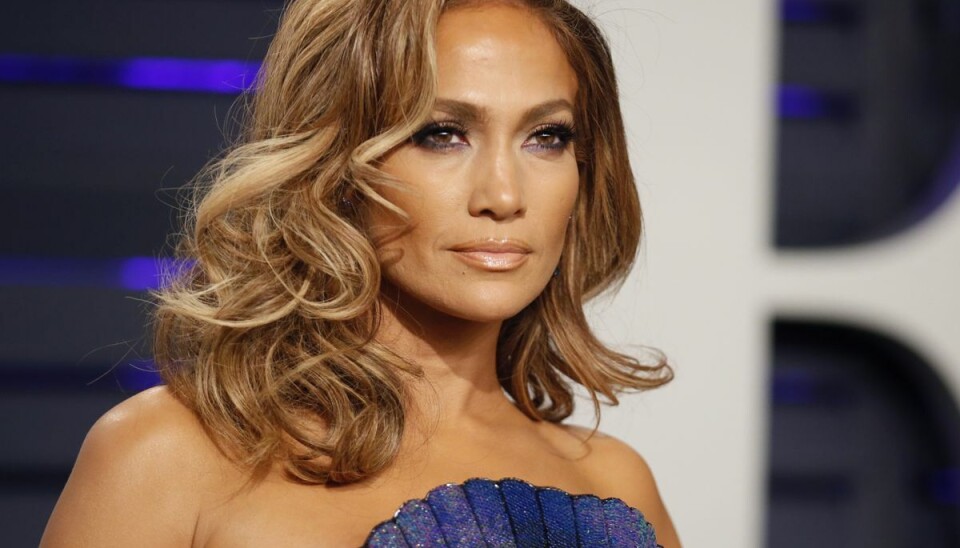 Den 53-årige Jennifer Lopez har valgt at smide alt tøjet for at gøre opmærksom på sin nye produktlancering. Den 53-årige Jennifer Lopez har valgt at smide alt tøjet for at gøre opmærksom på sin nye produktlancering.